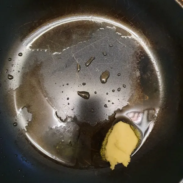 Lalu panaskan teflon yang sudah dimasukkan margarine.