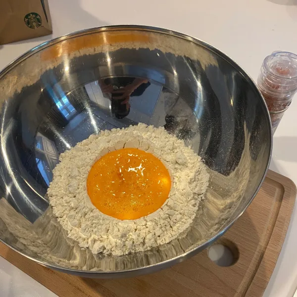 Masukkan tepung dan telur, tambahkan 1 sdm olive oil dan sejumput garam.