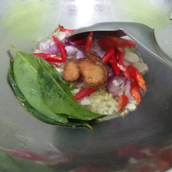 Panaskan 3 sdm minyak, tumis bawang merah, bawang putih dan cabai. Masukkan juga salam dan lengkuas.