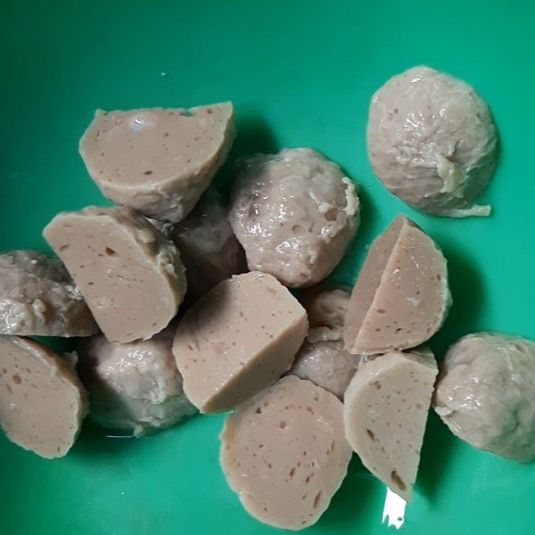 Potong bakso menjadi 3 bagian.