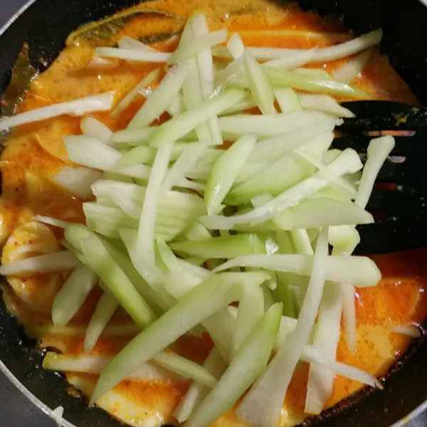 Masukkan labu siam, masak hingga labu siam empuk.