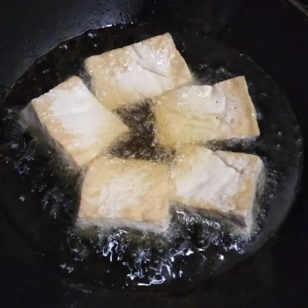 Goreng tahu hingga matang, tiriskan, potong masing-masing menjadi 4 bagian.