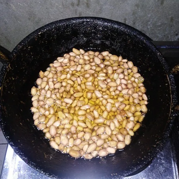Goreng kacang tanah hingga matang, angkat dan tiriskan.