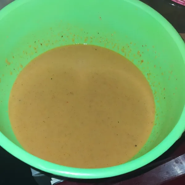 Goreng semua bumbu sambal lainnya lalu haluskan beri secukupnya air.