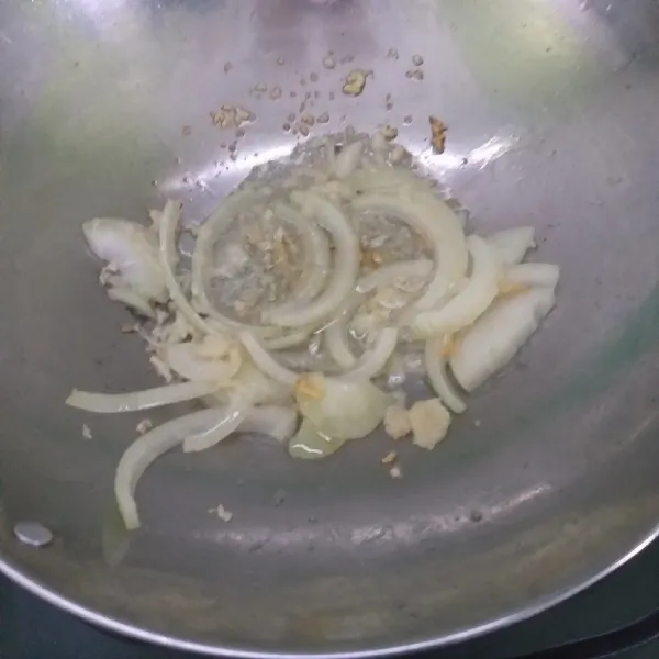 Panaskan minyak goreng, tumis bawang putih dan bombay sampai harum dan layu.