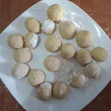 Ulangi sampai adonan habis. Adonan agak ditaburi dengan terigu agar tidak lengket.