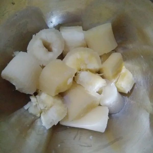 Siapkan singkong yang telah dikukus hingga matang dan empuk.