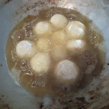 Panaskan minyak goreng sampai kecoklatan sambil digoyang-goyang agar mengembang.