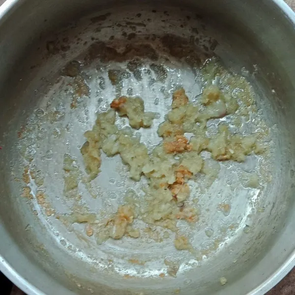 Tumis bawang merah dan bawang putih yang sudah dihaluskan sampai harum.