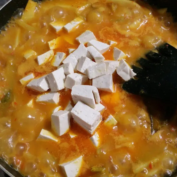 Selanjutnya masukkan tahu, gula, garam dan kaldu jamur. Masak hingga mendidih dan jangan lupa koreksi rasa.
