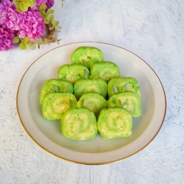 Potong getuk gulung sesuai selera dan siap disajikan.