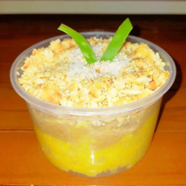 Hias dengan remahan crackers, taburan gula pasir, dan daun pandan lalu sajikan.
