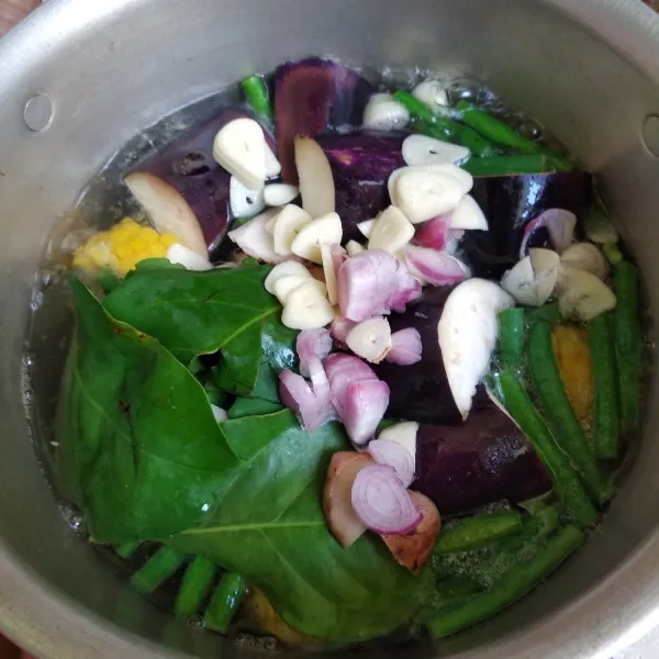 Masukkan sayuran yang lain bersama bawang merah, bawang putih, daun salam dan lengkuas.