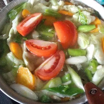 Menjelang di angkat masukkan irisan tomat. Aduk dan biarkan sesaat. Matikan api. Siap disajikan.