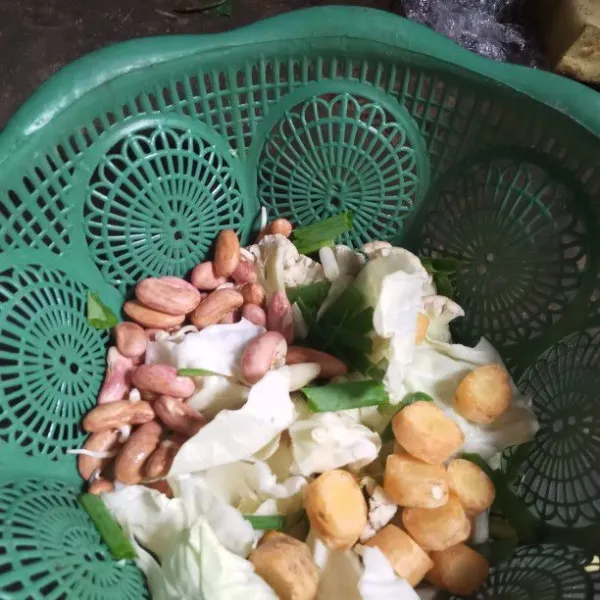 Siapkan wadah water wortel, kembang kol dan kubis. Lalu cuci sampai bersih.