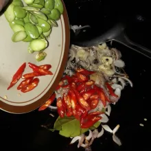 Masukan daun salam, jahe, cabe, dan petai, aduk aduk.