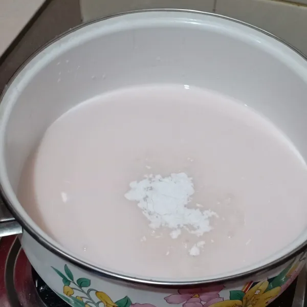Masukan 700 ml susu stoberi ke dalam panci dan tambahkan 3 sdm susu kental manis vanilla. Aduk rata kemudian tambahkan 1 bungkus bubuk jelly rasa tawar.
