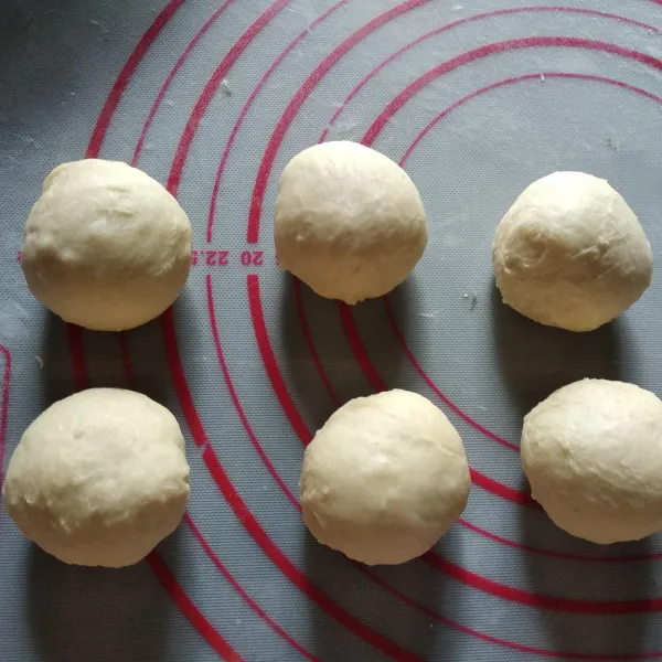 Bagi adonan menjadi 6 bagian, boleh dilubangi tengahnya terlebih dahulu. Istirahatkan lagi selama 15 menit.