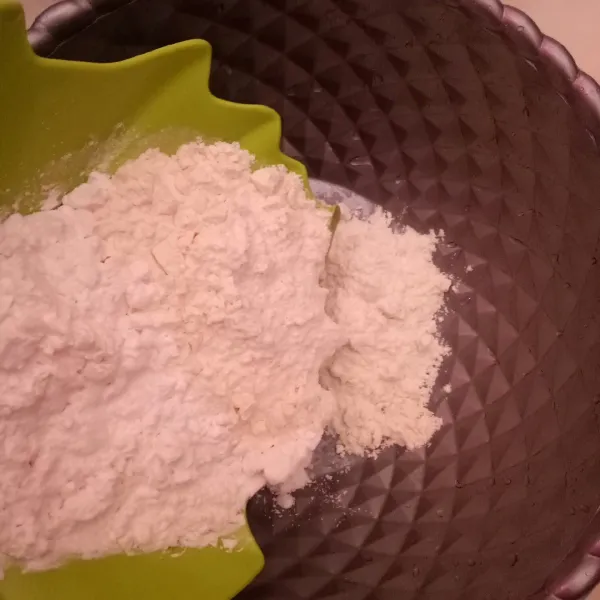 Siapkan baskom kosong. Masukkan tepung terigu & tapioka ke dalam baskom.