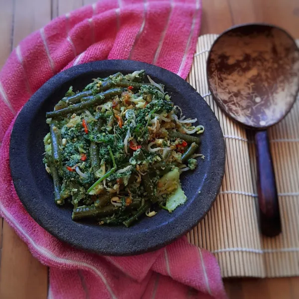 Campur bumbu bersama kelapa sangrai dan sayuran. Aduk hingga benar-benar rata. Sajikan.