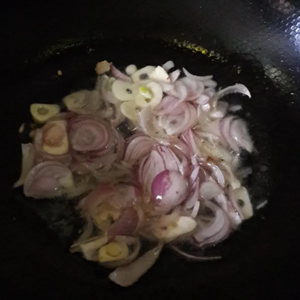 Panaskan minyak, masukan bawang merah dan bawang putih, aduk-aduk sampai layu.