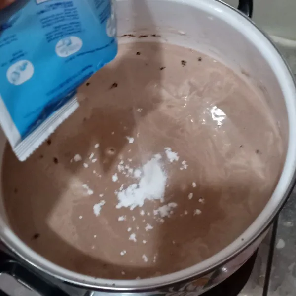 Masukan 700 ml susu coklat, 1 sdm coklat bubuk dan 7 sdm susu kental manis lalu aduk hingga rata. Kemudian tambahkan 1 bungkus bubuk jelly.