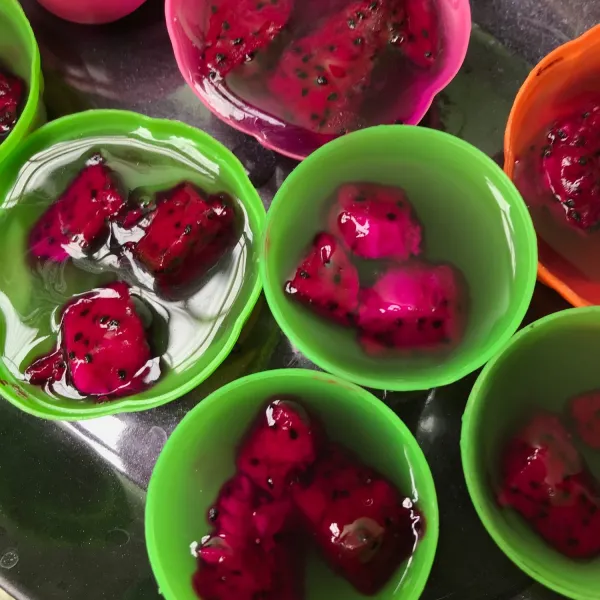 Tuang jelly kedalam cetakan, tambahkan potongan buah naga. tunggu sampai dingin, masukkan kedalam kulkas.