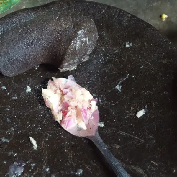 Siapkan capek. Masukkan bawang putih, bawang merah. Lalu uleg hingga halus.