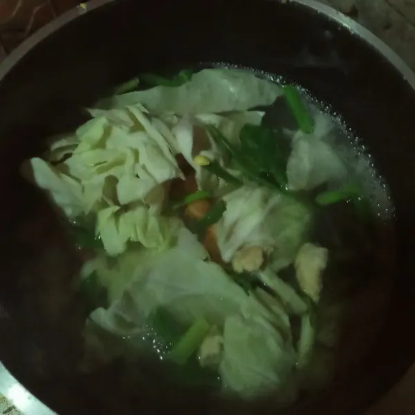 Masukkan sayuran. Aduk masak sampai mendidih, tambahkan gula dan garam. Masak sampai matang, angkat dan sajikan.