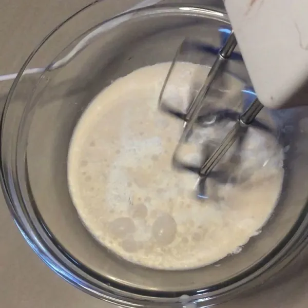 Aduk whip cream bubuk dengan air es hingga mengental.