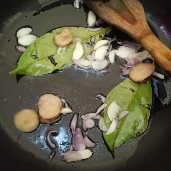 Panaskan minyak. Tumis bawang merah, bawang putih, lengkuas dan daun salam sampai harum & layu.