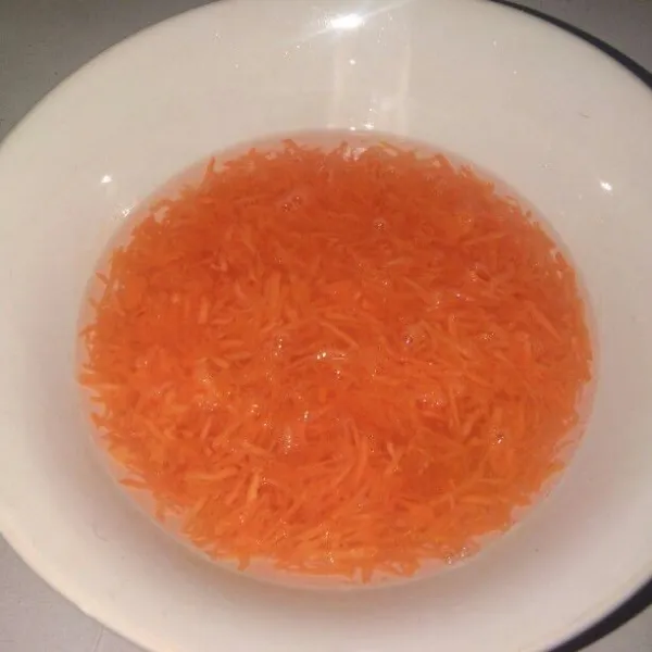 Serut wortel, rendam di air gula dan cuka.