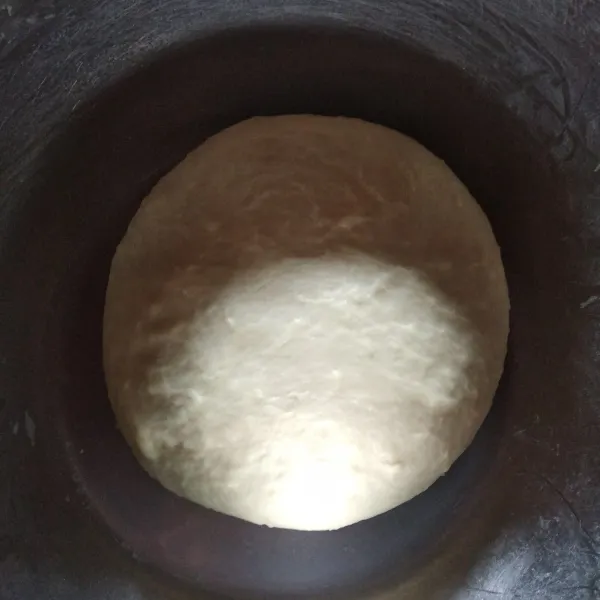 Setelah mengembang, kempeskan adonan.