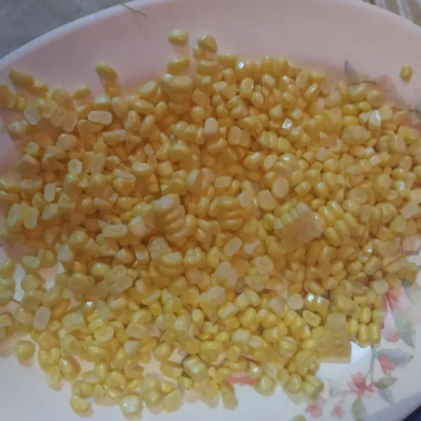 Serut jagung dan cuci bersih.