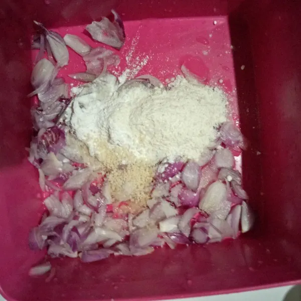 Sekarang kita buat bawang goreng. Iris tipis bawang merah lalu masukkan 1/4 sdt garam, 1/4 sdt penyedap jamur,  1 sdm tepung terigu,  1 sdm tepung beras putih. Lalu aduk merata