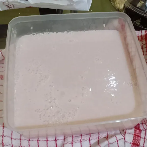 Jika sudah mendidih matikan api dan diamkan adonan puding beberapa saat agar tidak terlalu panas, kemudian tuangkan ke dalam cetakan. Tunggu hingga permukaan puding mengeras.