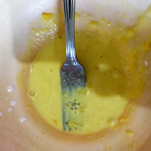 Campurkan santan cair dan bubuk jagung bakar. Aduk hingga rata.