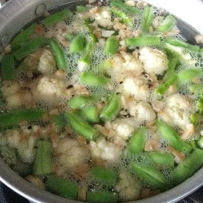 Masukan wortel, buncis dan kembang kol. Aduk rata. Masak hingga sayuran setengah matang.