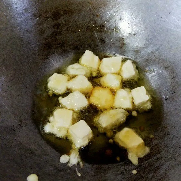 Goreng hingga matang dan kecoklatan. Angkat lalu tiriskan.