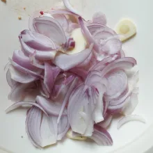 Iris bawang merah dan bawang putih.