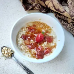 Oatmeal Strawberry dan Saus Gula Merah #JagoMasakMinggu3Periode2