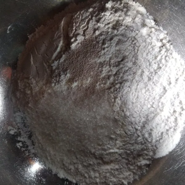 Campur tepung, ragi instan dan gula pasir hingga rata.