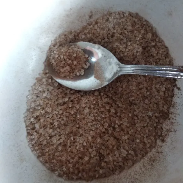 Dalam mangkok campur gula pasir dan kayumanis bubuk, aduk rata.
