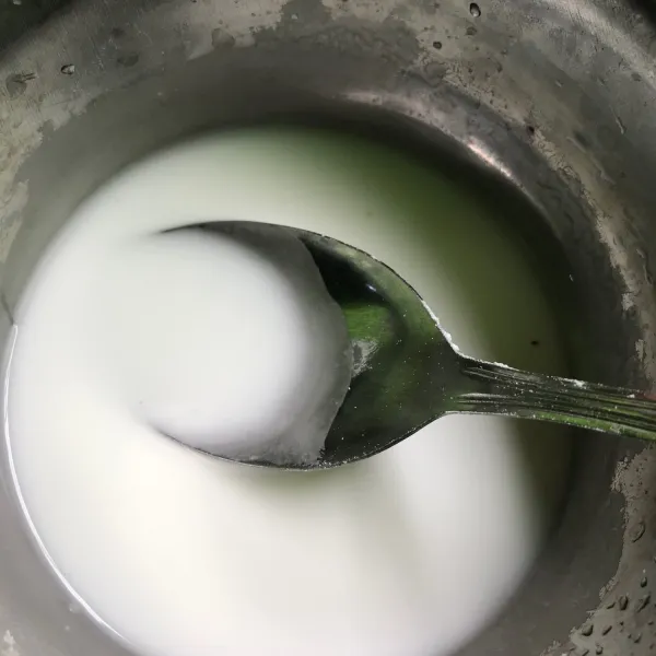 Cairkan tepung maizena dengan sedikit air, masukkan kedalam susu kedelai. masak dengan api kecil, aduk sampai mengental lalu matikan api