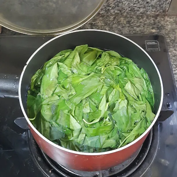 Siangi kangkung dan potong-potong kacang panjang. Kemudian rebus masing-masing hingga matang, tiriskan.