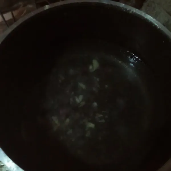Siapkan papan masukkan air dan bumbu halus, lalu masak sampai mendidih.