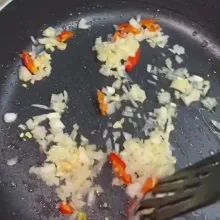 Cincang bawang putih dan bawang bombai, kemudian potong-potong kecil cabe. Tumis hingga harum.