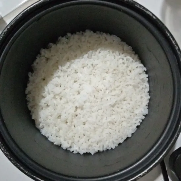 Masak nasi, pastikan nasi tidak lembek ya supaya ketika kita goreng nasinya tetap bagus.