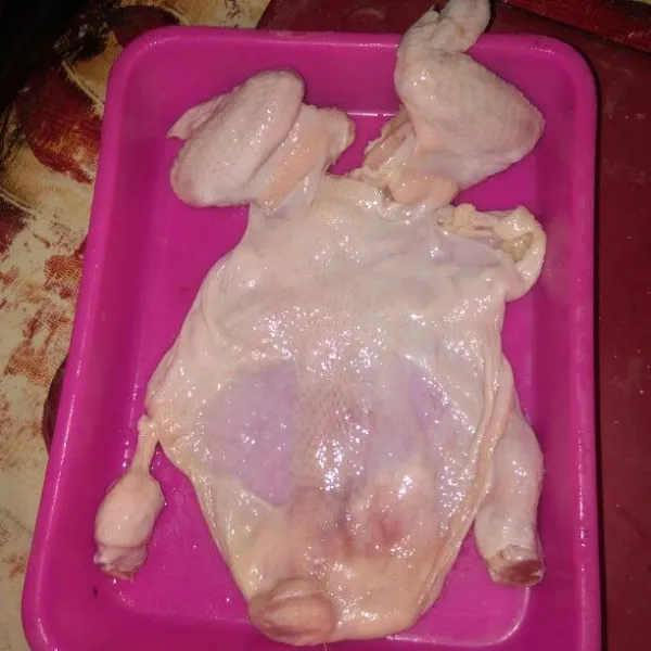 Pisahkan ayam dan kulitnya.