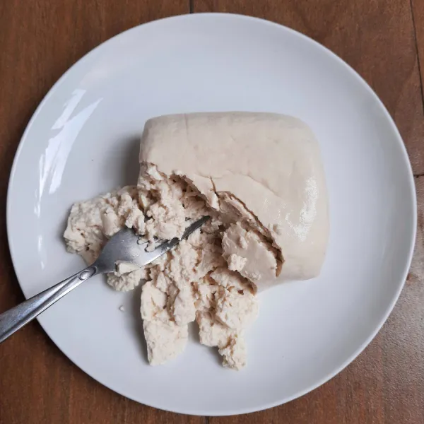 Haluskan 1 kotak tahu putih (sekitar 360 gram) dengan garpu.